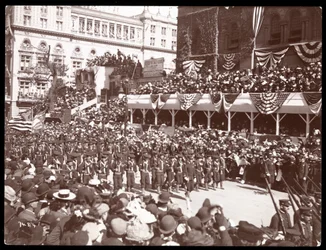 Blick von oben auf die Menge und eine marschierende Militärgruppe in der Dewey-Parade auf der Fifth Avenue, New York, 1899 (Silbergelatineabzug)